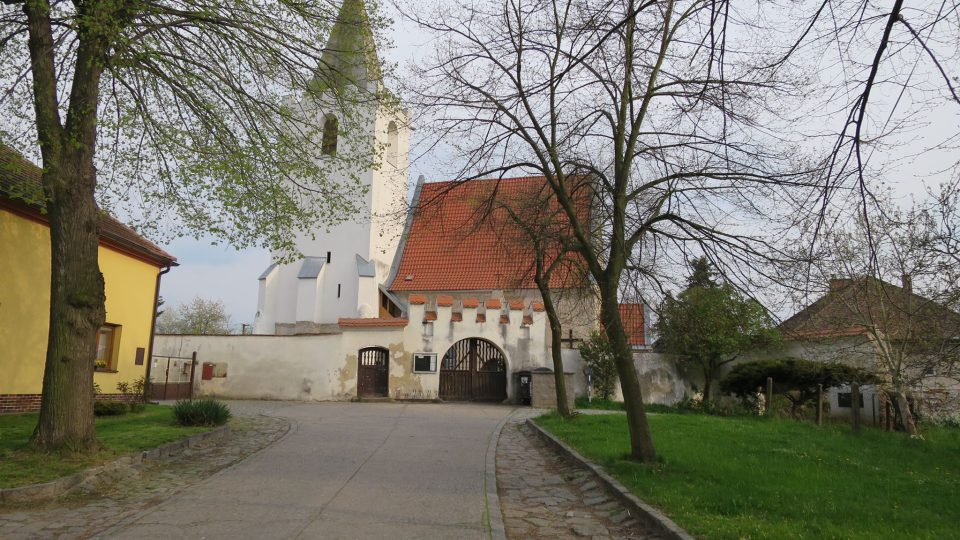 Kostel postavili v roce 1339 benediktýnští mniši z Opatovic