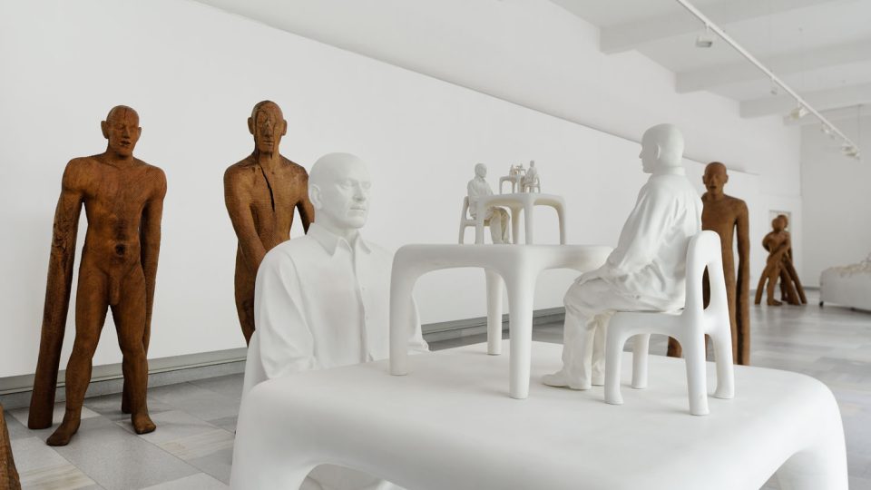 Michal Gabriel: Sigmund Freud, vytvořený 3D technologií, obklopen sadou lidských figur vytvořených tradičním způsobem z dubu | Galerie umění Karlovy Vary