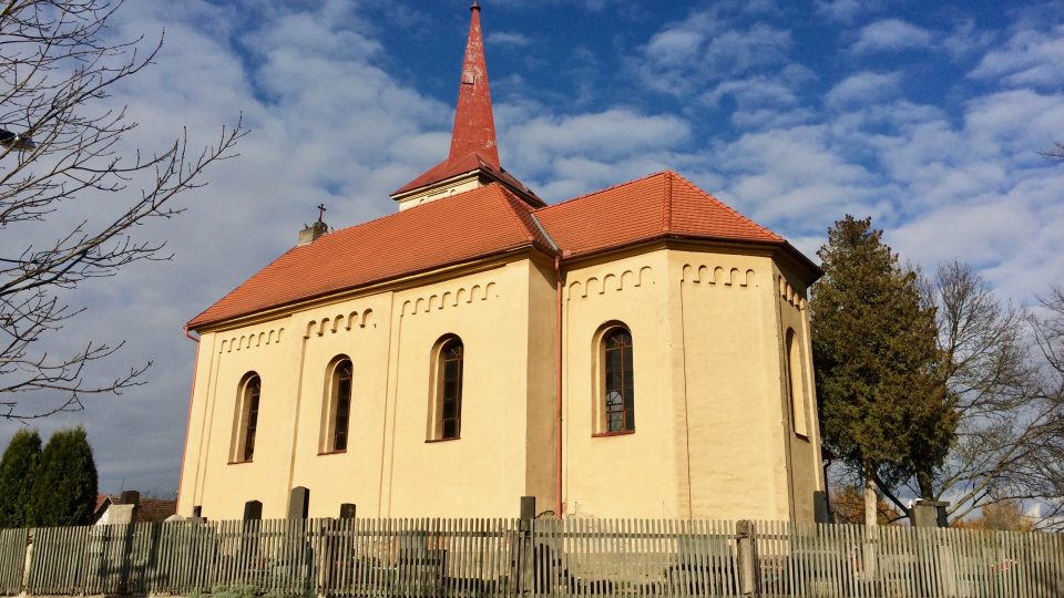 Kostel v místní části Komárov pochází až z 19. století, zvon se na něj po válce vrátil ale až v roce 2015