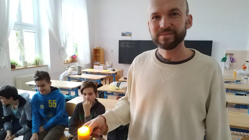 Daniel Vychodil s žáky 8. třídy Základní školy Waldorfské Pardubice
