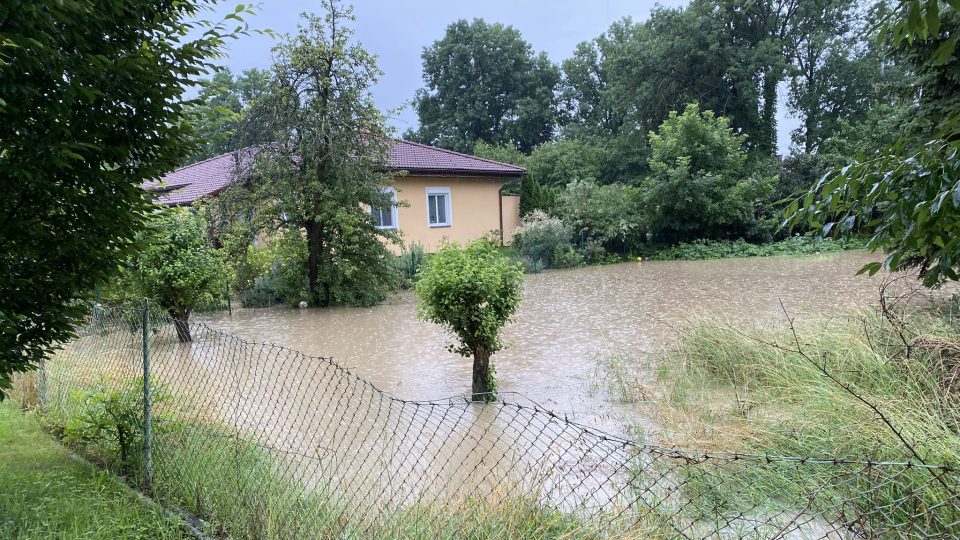 Voda v Dolní Rovni zaplavila zahrady a ohrožuje i domy