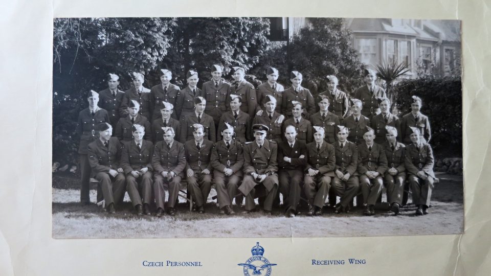 Skupinová fotografie letců RAF s podpisy na rubové straně