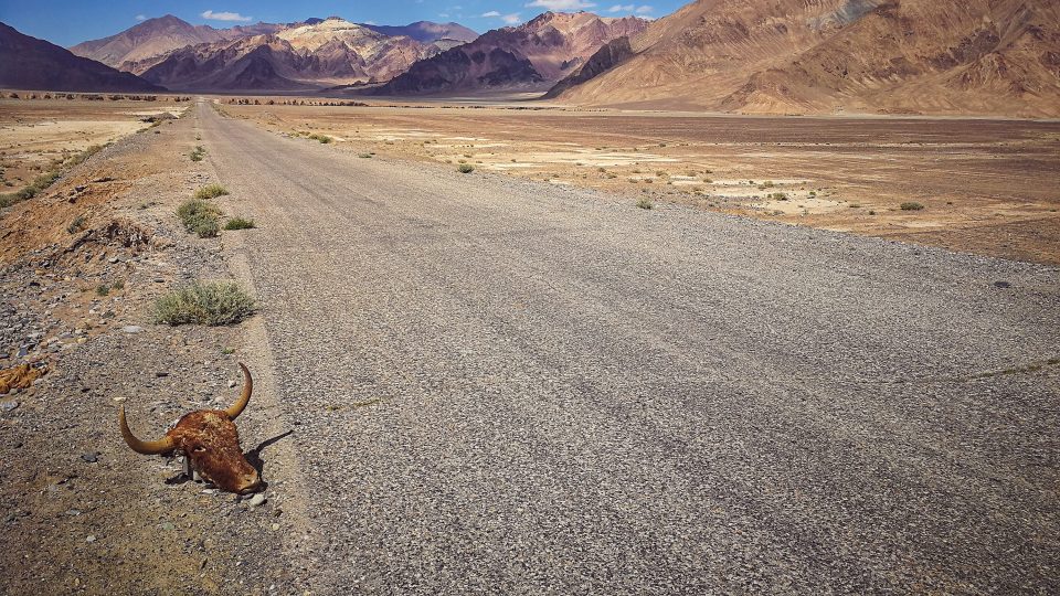 Tádžikistán - silnice přes pohoří Pamír nedaleko hranic s Čínou