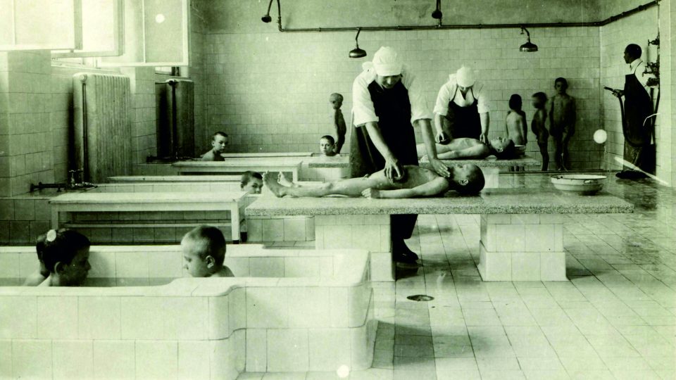 Historický snímek provádění hygieny v sanatoriu