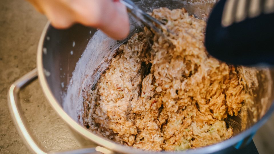 Těsto zvolna promícháme