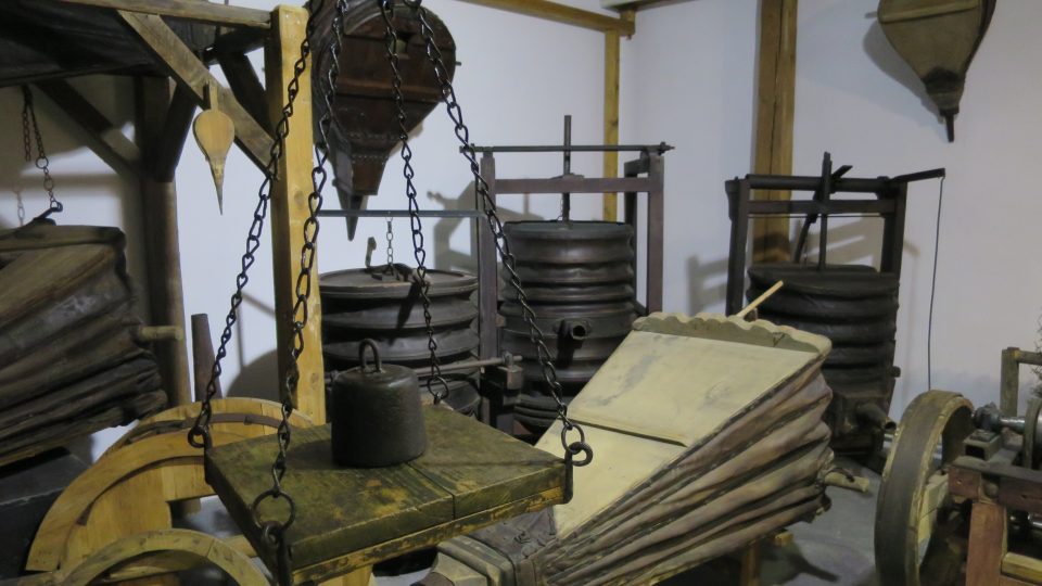 Kovářské měchy v expozici mechanických dílen