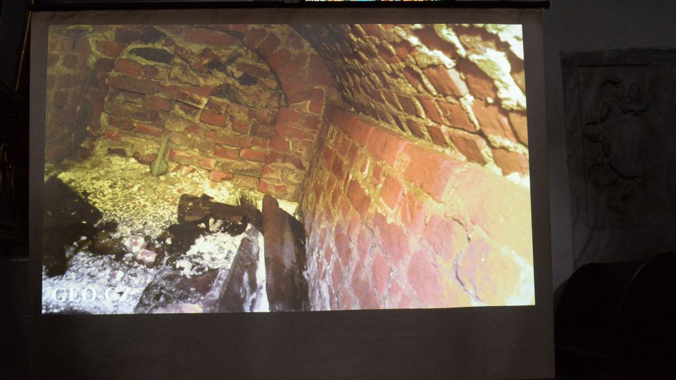 Vědci do podzemí spustili jen malou kameru, s jejíž pomocí hrobku zkoumají
