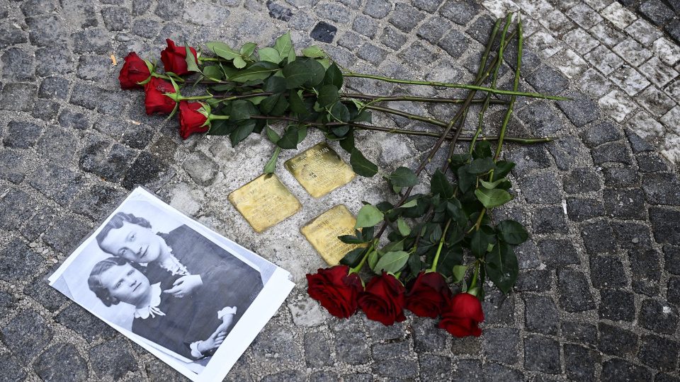 Na Ulrychově náměstí v Hradci Králové před domem číslo 762 jsou v dlažbě tři Stolpersteiny, neboli kameny zmizelých | foto: Miroslav Beneš, Muzeum východních Čech Na Ulrychově náměstí v Hradci Králové před domem číslo 762 jsou v dlažbě tři Stolpersteiny, neboli kameny zmizelých