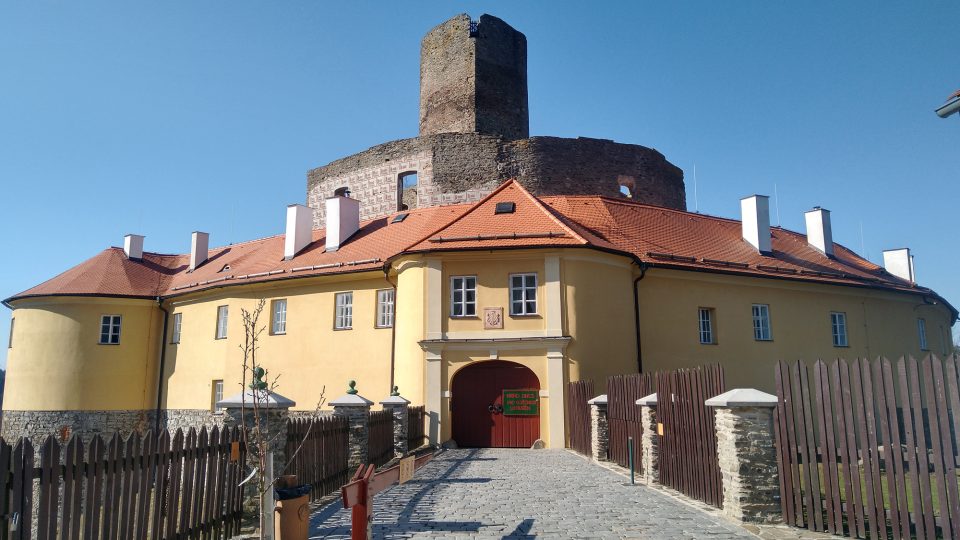 V románu Tajemný hrad Svojanov se po jeho hradbách procházela strašidla