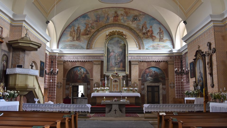 Interiér kostela ve Včelákově