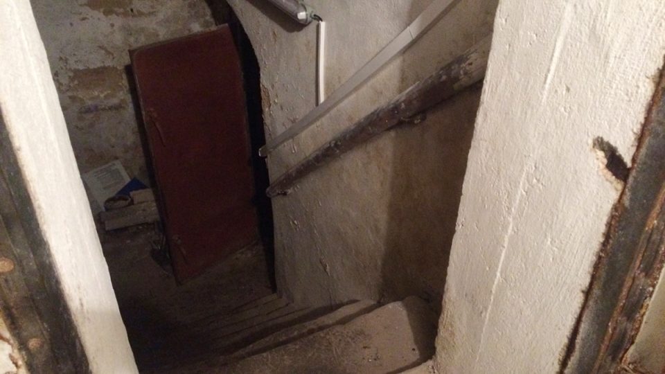 Vstup do středověkého podzemí pod starou radnicí, ze kterého vybudovali kryt civilní obrany