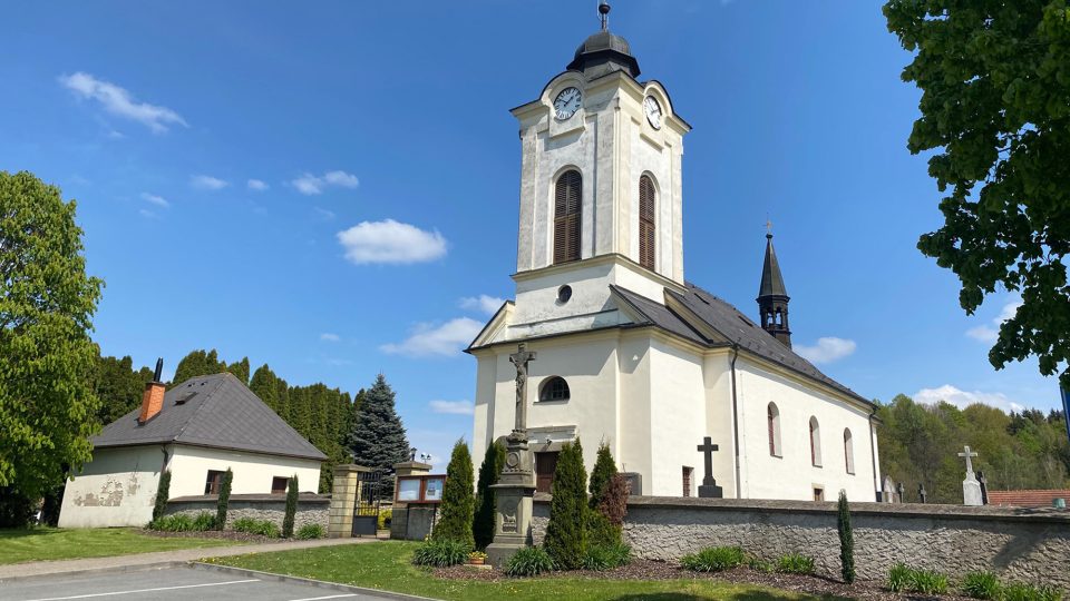 Kostel svatého Víta pochází z roku 1360 a je dominantou obce