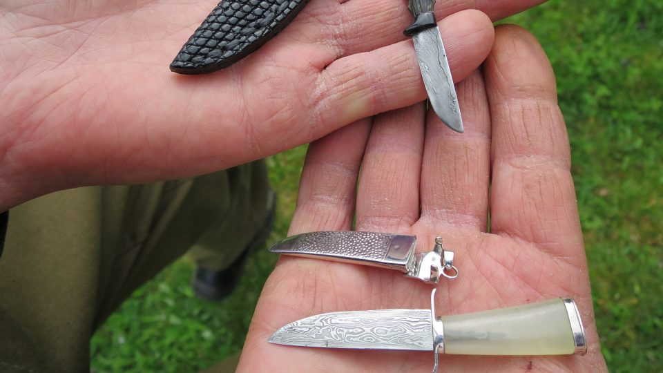 Nožíř Zdeněk Krejza vyrábí i miniatury nožů