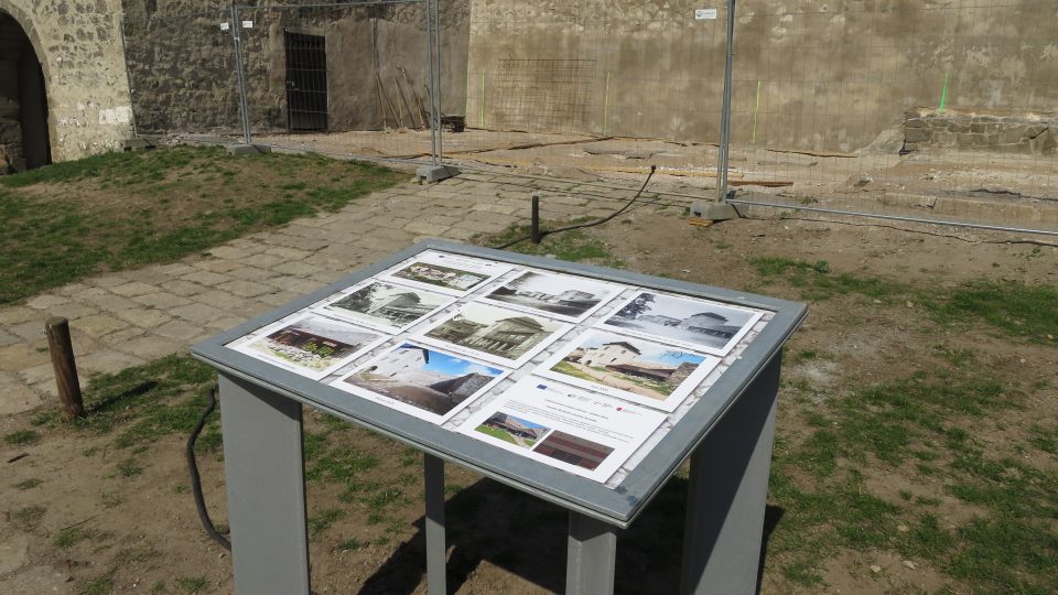 V areálu hradu najdete panely s fotografiemi, které zachycují  stavební proměny hradu