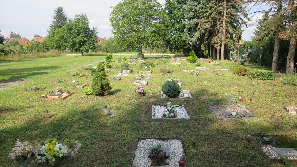Animální hřbitov se nachází za pardubickým krematoriem