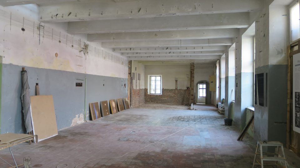 Hlavní sál Augustovy tiskárny v Litomyšli a příprava instalace výstavy