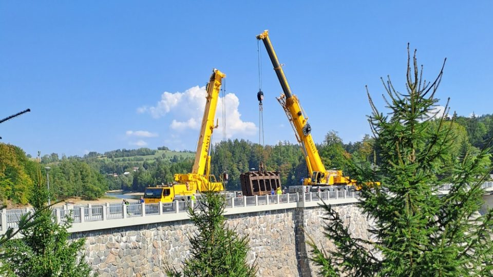 Výměnu 29tunového rychlouzávěru turbíny na hrázi přehrady v Pastvinách zajišťují dva mohutné jeřáby