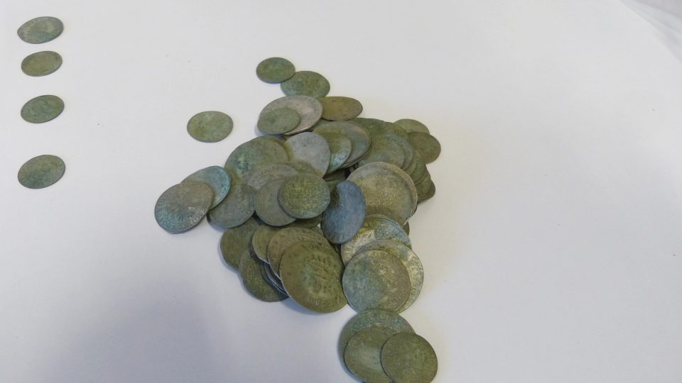 Část nalezených mincí z konce 17. století