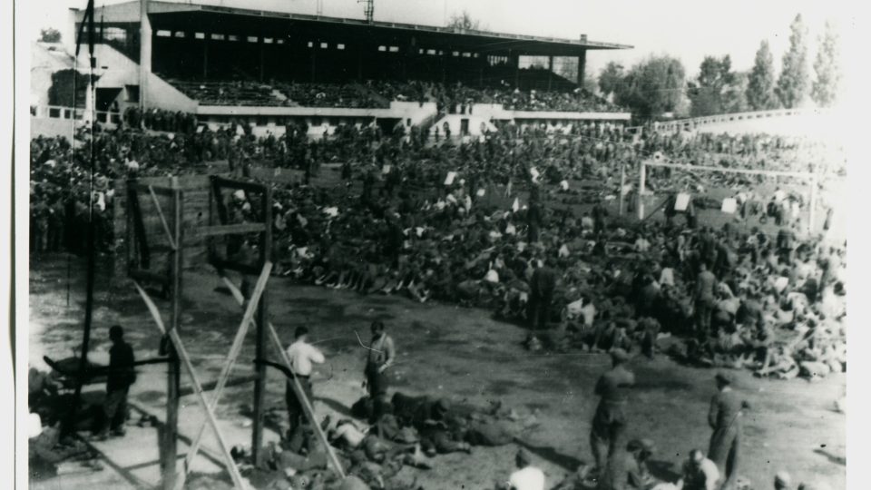 Němečtí zajatci byli v květnu 1945 soustředěni na pardubickém stadionu