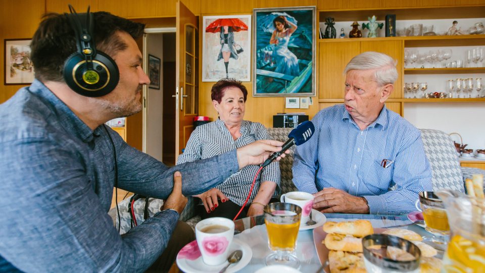 Manželé Řezníčkovi během rozhovoru