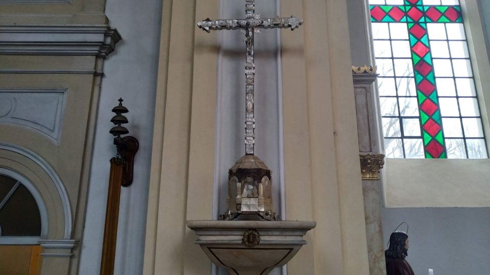 Tento kříž dostal císař František Josef jako svatební dar a věnoval jej kostelu v Kladrubech nad Labem
