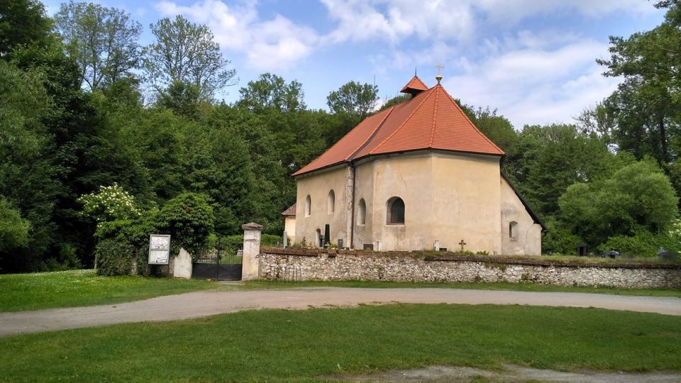 Hřbitov u Lepějovického kostela slouží pro obec Valy u Přelouče