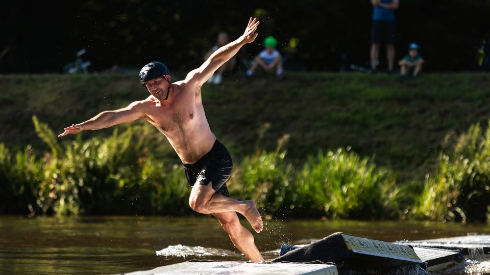 Dokážete přeběhnout Chrudimku suchou nohou? I o to se můžete pokusit ve Sportovním parku Pardubice