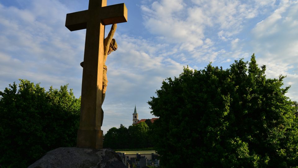 Pohled na kostel od hřbitova