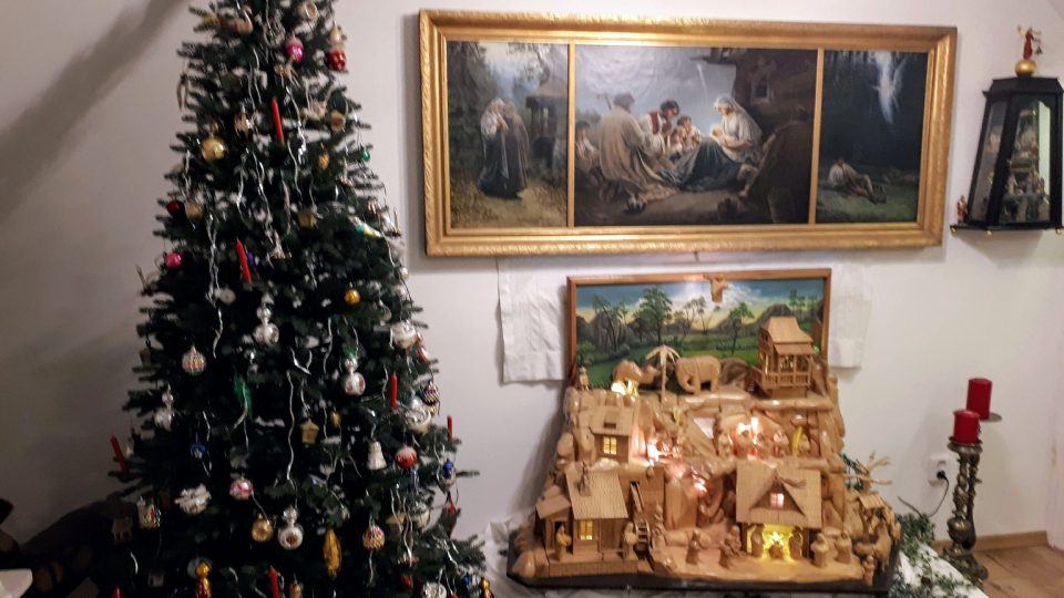 Ve Vánoční chalupě ve Štramberku mají Vánoce celý rok. I v srpnu se návštěvníci ochladí a potěší jejich kouzlem