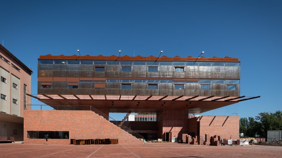 Nově postavená budova má v přízemí galerii GAMPA a v nadzemních patrech Vzdělávací centrum Sféra