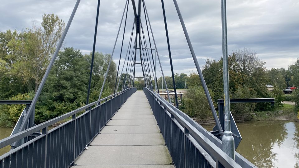 Opravená lávka přes Labe vede z Chvaletic do Selmic a Kladrub