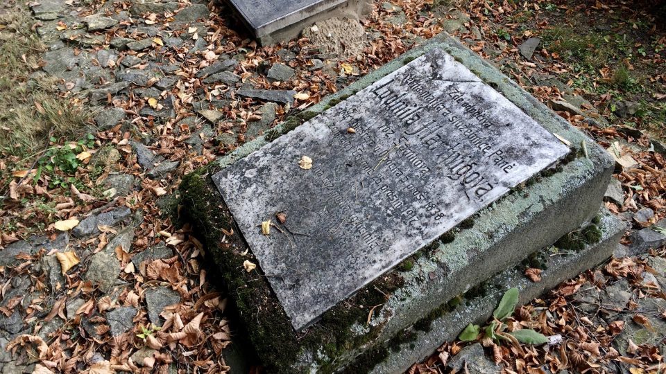 Na českobratrském hřbitově v Horní Čermné jsou pochování muži a ženy zvlášť