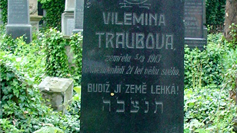 Pomník  Vilemíny Traubové na židovském hřbitově v Chrudimi.jpg