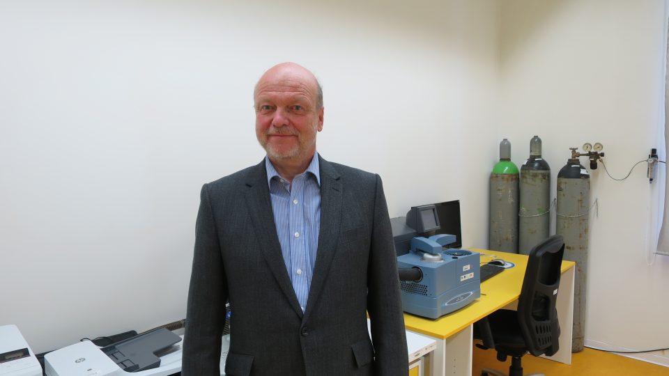 Rektor Univerzity Pardubice Jiří Málek ve své laboratoři