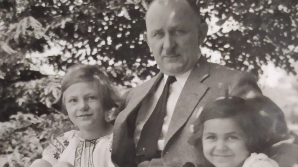 Otec Rudolf Roštejnský s dcerami
