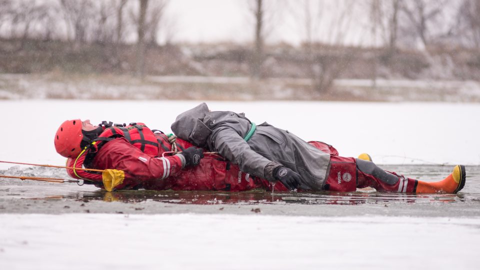 Jakmile záchranář tonoucí osobu zachytí, dá signál kolegům, kteří je oba vytáhnou na led, popř. k břehu