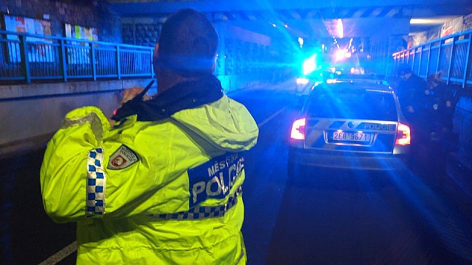 Městská policie a Policie ČR usměrňují dopravu po nehodě kamionu v podjezdu v ulici 17. listopadu v Pardubicích