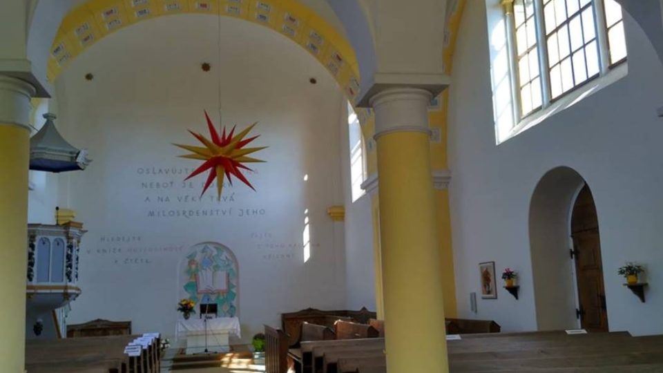 Interiér kostela vyzdobil Vojmír Vokolek