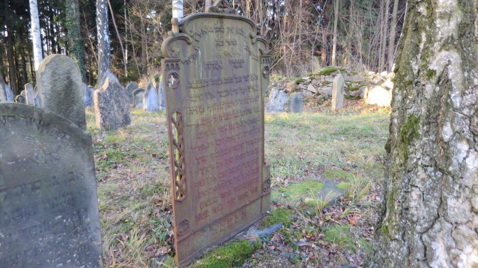 Jeden z židovských náhrobků je z kovu