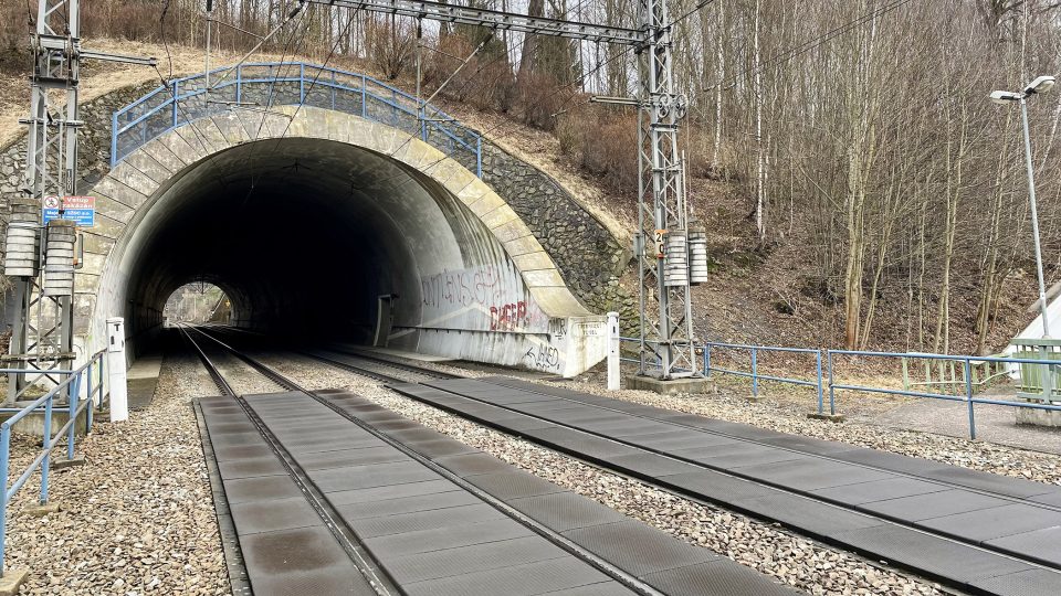 Nový tatenický tunel u tatenického nádraží, za ním hned následuje další tunel