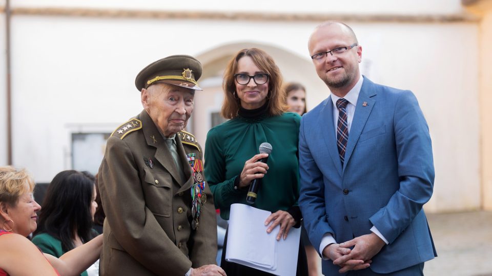 Válečný veterán Vasil Timkovič přebral od hejtmana Martina Netolického Cenu Za zásluhy o Pardubický kraj