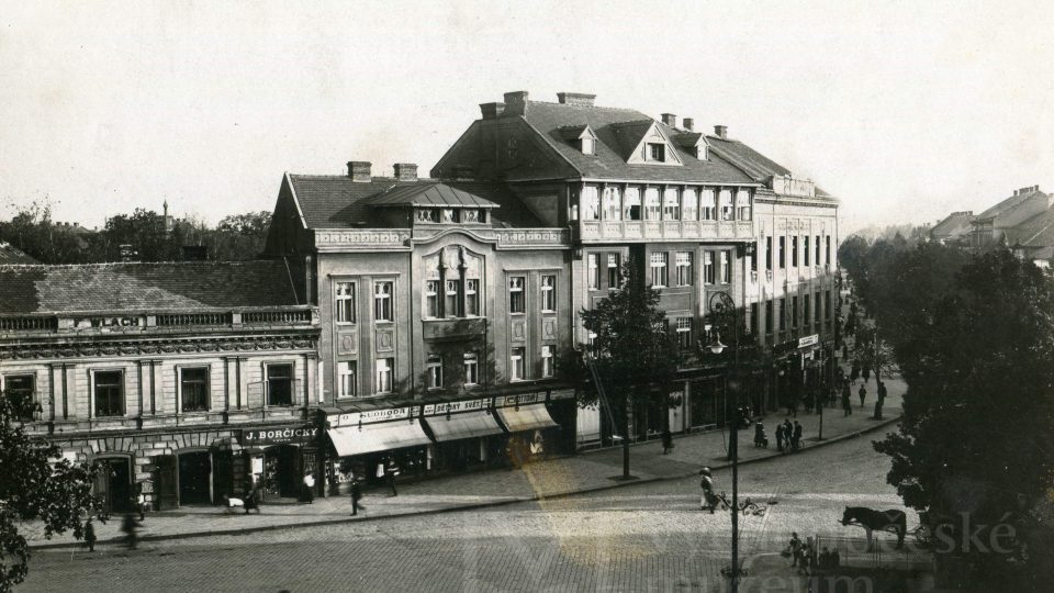 Masarykovo náměstí a tzv. kulatý roh po roce 1913