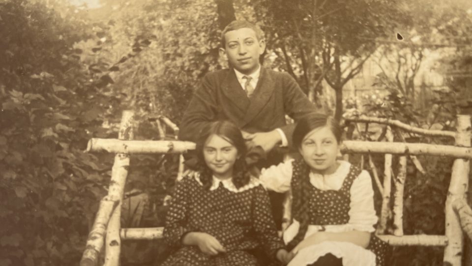 Meislovy děti Robert a Greta a napravo příbuzná Franziska