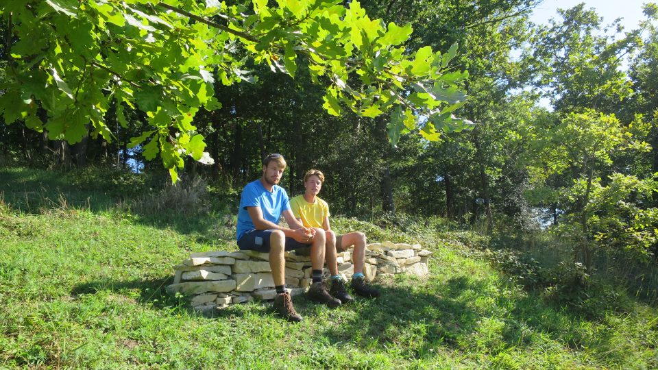 Martin a Pavel Trávníčkovi na stráni kopce Milíř