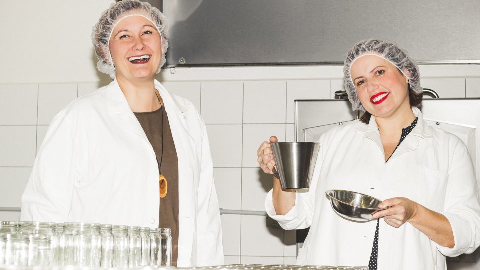 Dominika Flídrová a Andrea Dostálová začínaly s výrobou přepuštěného másla doma v kuchyni na jedné plotýnce