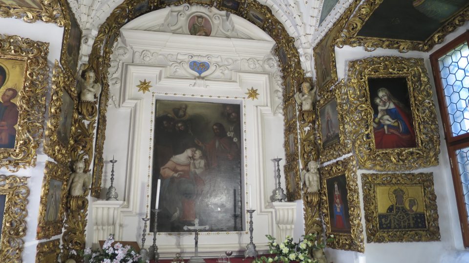 Zámeckou kapli zdobí obrazy mnoha Madon