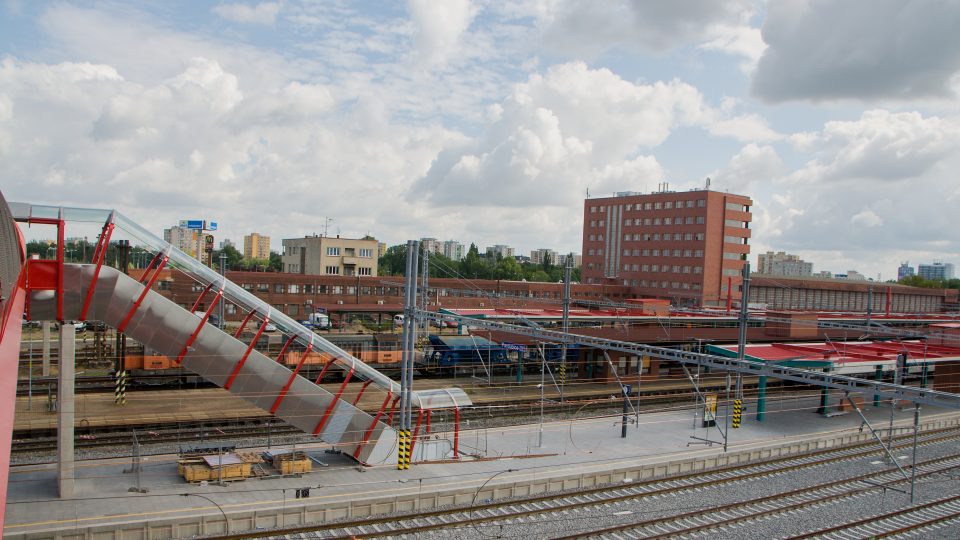 Výhled z lávky směrem na hlavní budovu nádraží