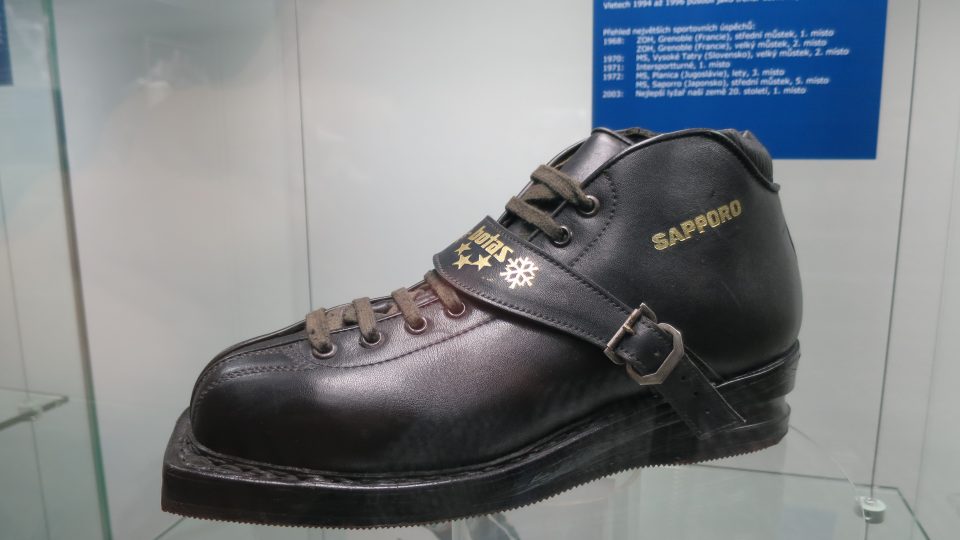 Lyžařská skokanská obuv, typ, který používal Jiří Raška