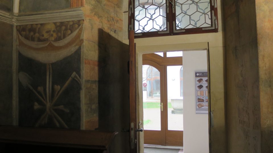 Pohled z Očistcové kaple do středu piaristické koleje, sídla Fakulty restaurování Univerzity Pardubice