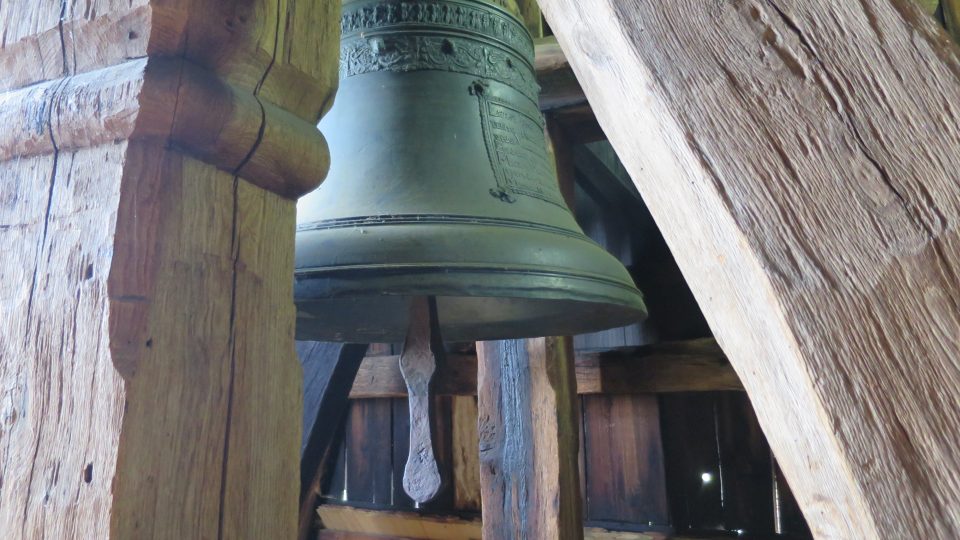 Zvon ze 16. století ve zvonici areálu sv. Mikuláše ve Velinách